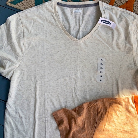 Lot of 2 Men’s V-Neck Cotton T’s Old Navy & Gap XL - Picture 3 of 4